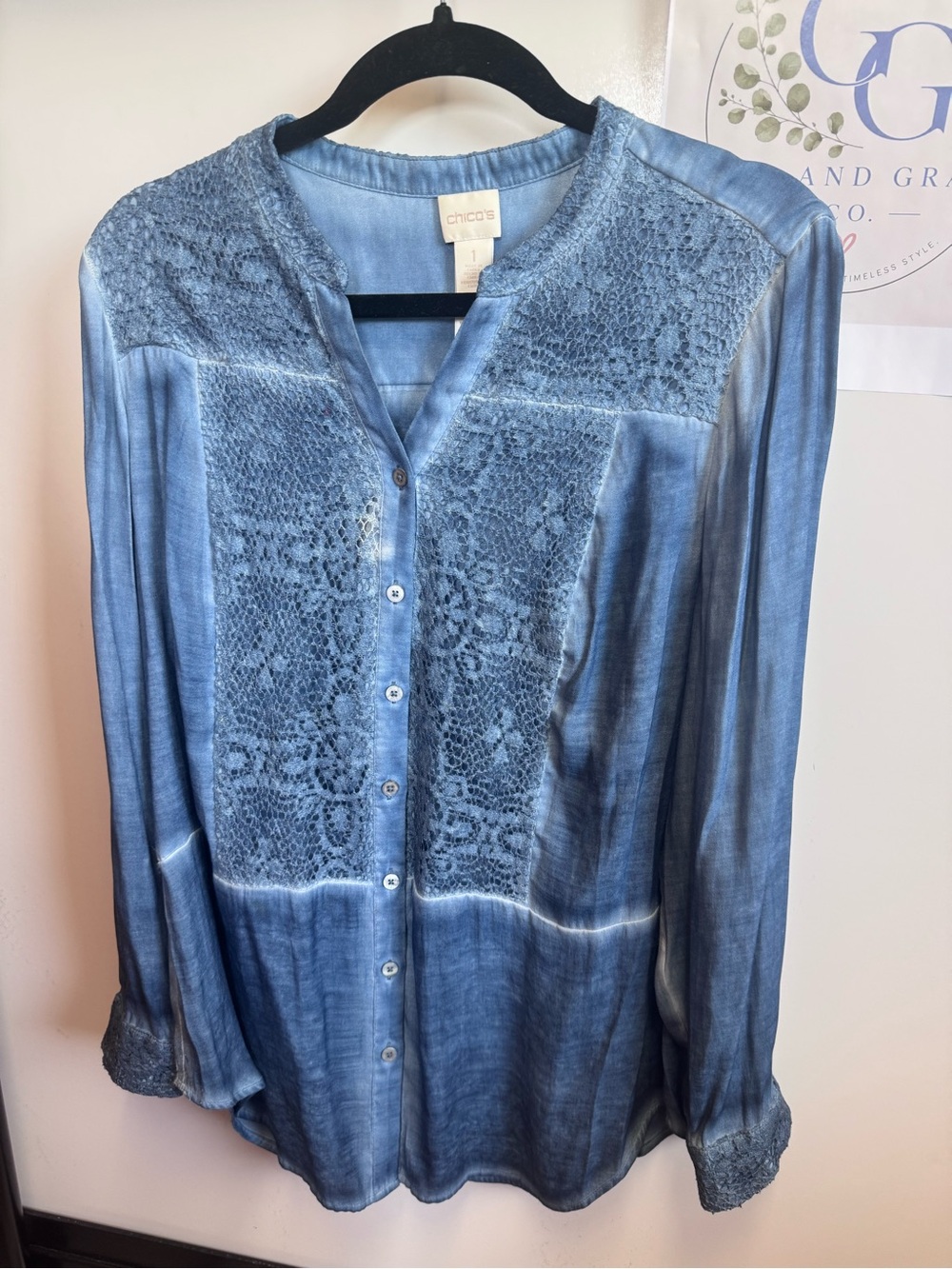 Chico’s Blue Ombre Lace Trim Button Front Blouse Size 1 Medium P2P 20” Lgth 30” - Picture 3 of 10
